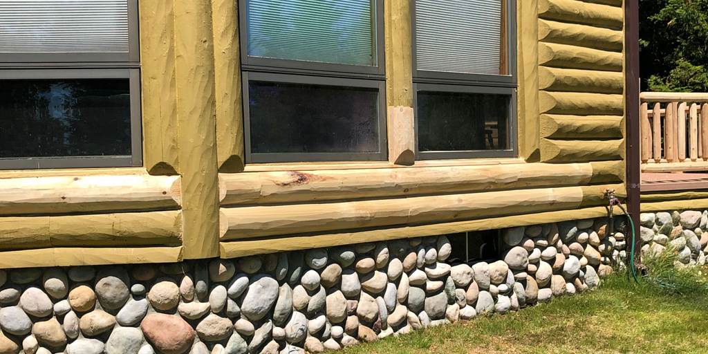 Log cabin with corner post notches