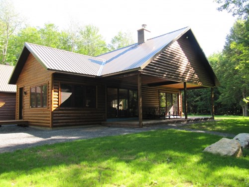 paul-ley_2x8-cedar-log-siding_chestnut_3x4-cedar-d-trim_vertical-corners-11-768x576